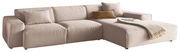 Beige Ecksofa mit Ottomane rechts, dekoriert mit Kissen und Decke, seitliche Perspektive