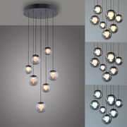 Moderne LED-Pendelleuchte mit mehreren kugelförmigen Glaskörpern, von unten betrachtet.