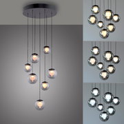 Moderne LED-Pendelleuchte mit mehreren kugelförmigen Glaskörpern, von unten betrachtet.