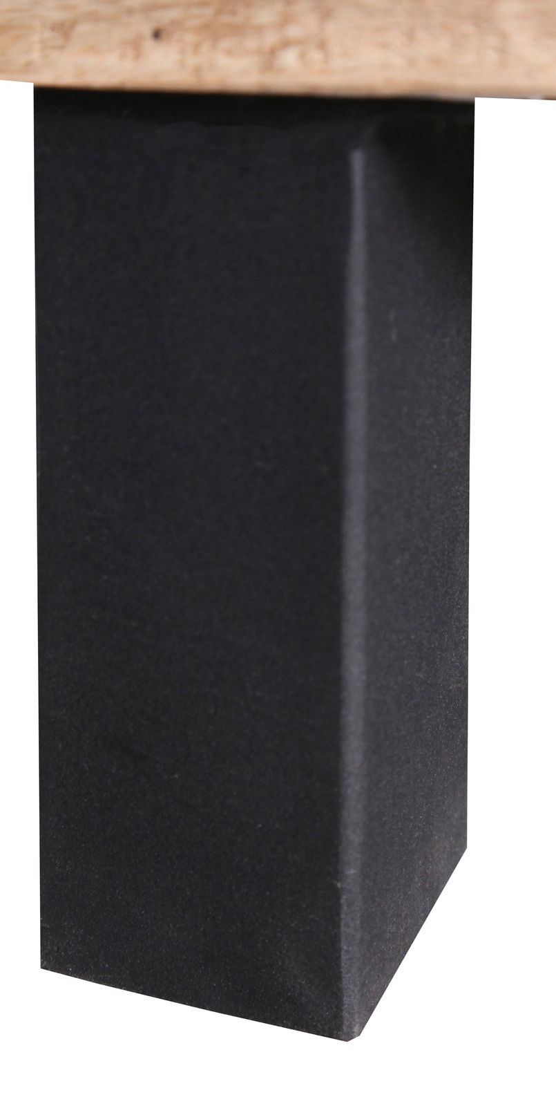 Nahaufnahme eines schwarzen, rechteckigen Tischbeins mit einer Holzplatte darüber, Perspektive von der Seite.