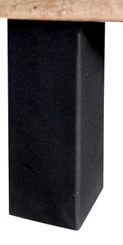 Nahaufnahme eines schwarzen, rechteckigen Tischbeins mit einer Holzplatte darüber, Perspektive von der Seite.