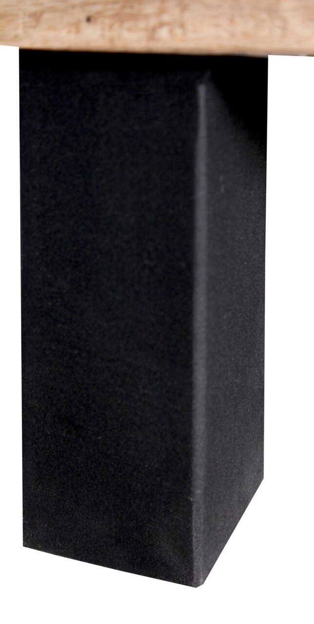 Nahaufnahme eines schwarzen, rechteckigen Tischbeins mit einer Holzplatte darüber, Perspektive von der Seite.