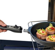 Bratpfanne MILANO hoch, 28 cm, mit abnehmbarem Griff, gefüllt mit dekorativ angerichteten Speisen, in einem Ofen von der Seite betrachtet.