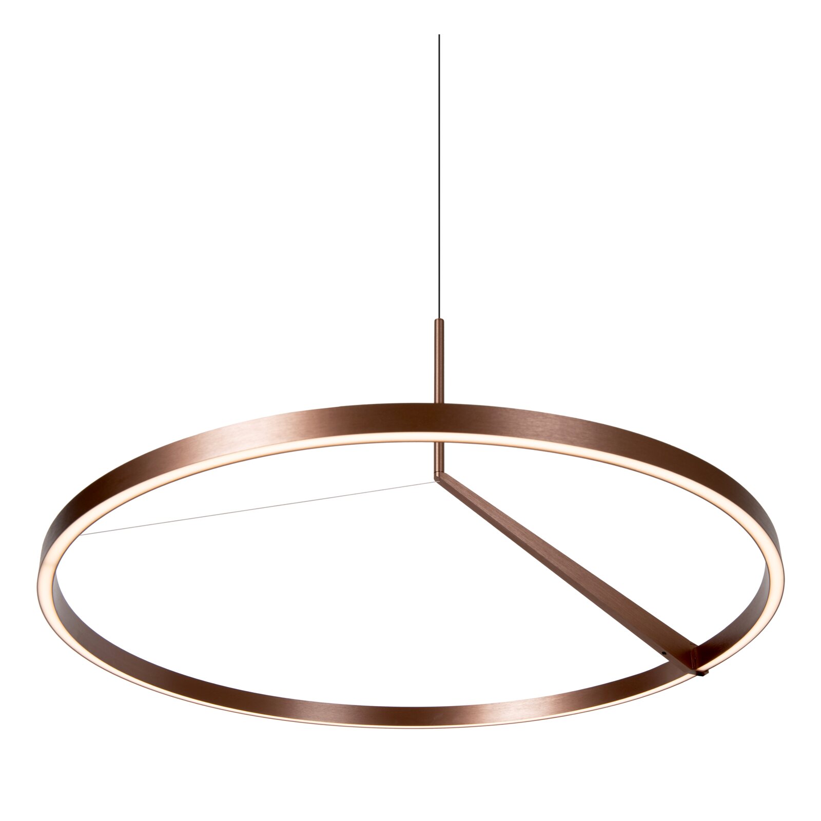 Moderne LED-Pendelleuchte in Ringform aus gebürstetem Kupfer mit warmweißem Lichtband, freigestellt auf weißem Hintergrund, Ansicht leicht von unten in Frontperspektive