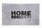 Grauer Badteppich mit schwarzem Schriftzug 'HOME YOUR BATH', von oben betrachtet.