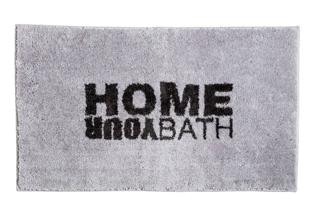 Grauer Badteppich mit schwarzem Schriftzug 'HOME YOUR BATH', von oben betrachtet.