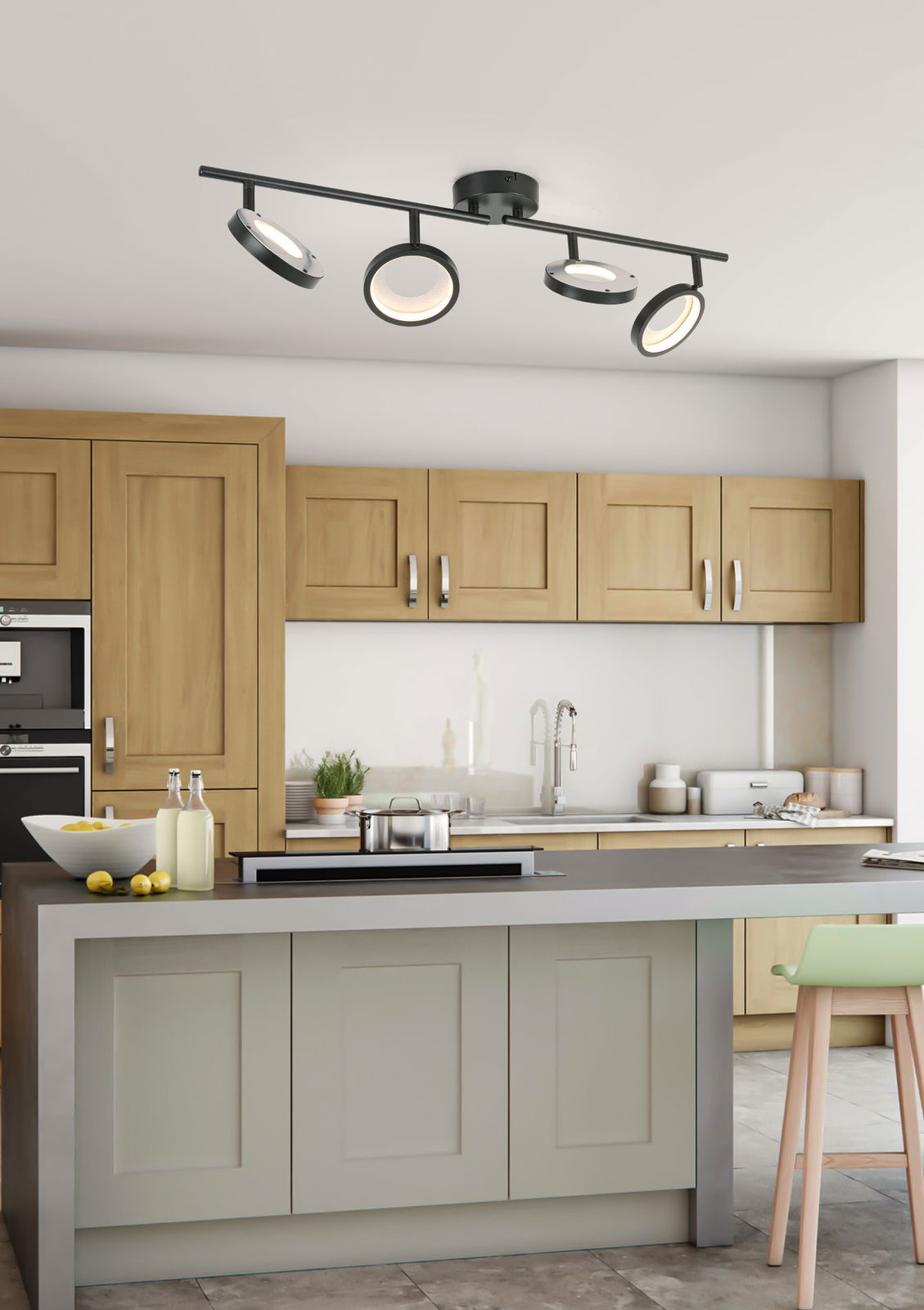Moderne LED-Deckenleuchte mit vier verstellbaren Strahlern in einer Küche, seitliche Perspektive