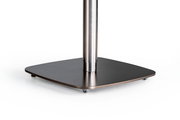 Nahaufnahme eines Couchtischs mit quadratischer Metallbasis und zentralem, zylindrischem Metallfuß, seitliche Perspektive