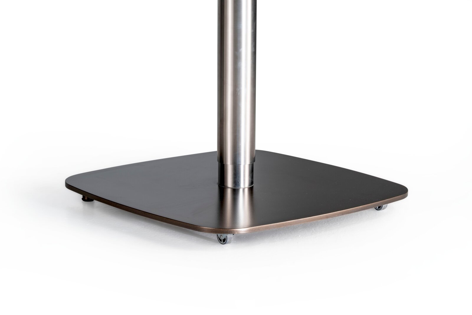 Zurbrüggen Salontafel LIFTIX Close-up van een salontafel met een vierkant metalen onderstel en een centrale, cilindrische metalen poot, gezien vanaf de zijkant