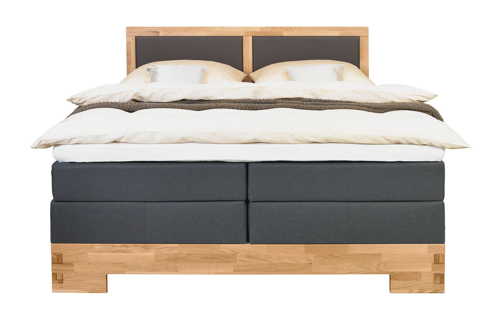 Frontale Ansicht eines stilvollen Boxspringbetts mit Holzrahmen und dunklem Stoffbezug, ausgestattet mit bequemer Bettwäsche und Kissen.
