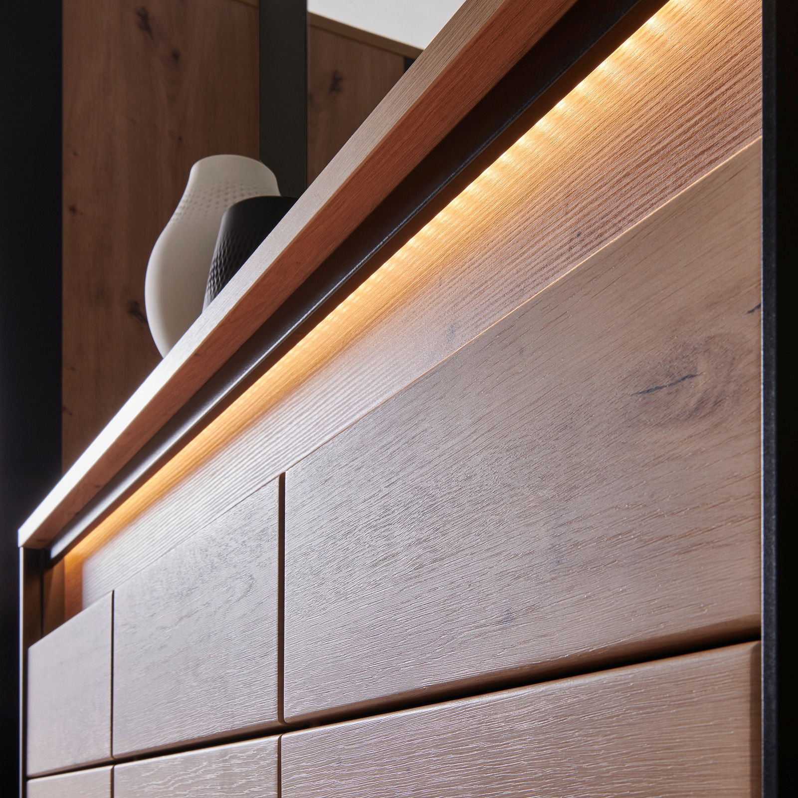 Nahaufnahme eines XL-Schuhschranks aus Holz mit integrierter Beleuchtung, seitliche Perspektive