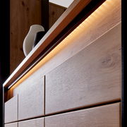 Nahaufnahme eines XL-Schuhschranks aus Holz mit integrierter Beleuchtung, seitliche Perspektive