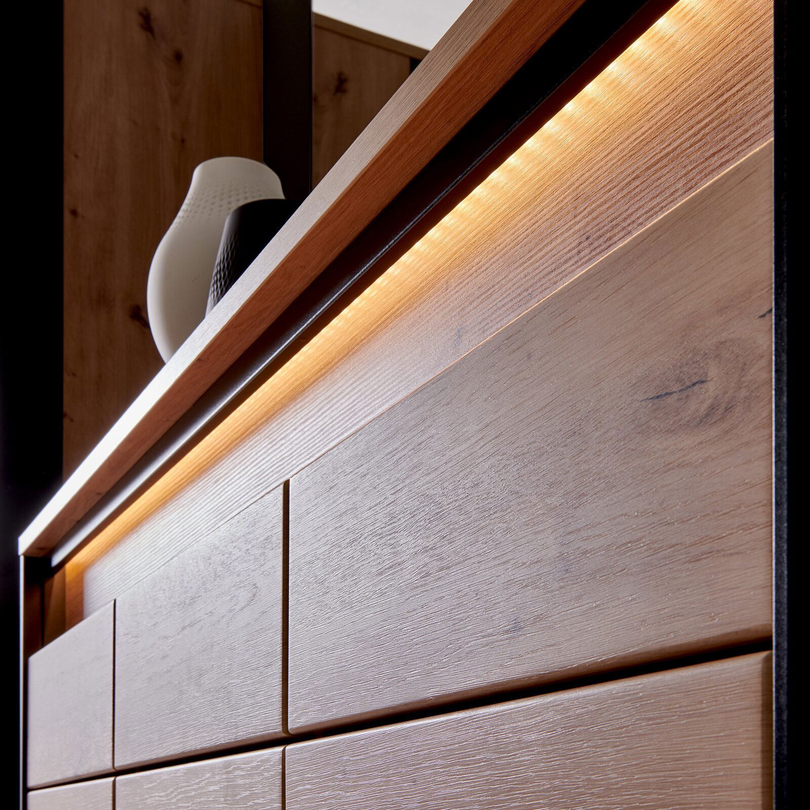 Nahaufnahme eines XL-Schuhschranks aus Holz mit integrierter Beleuchtung, seitliche Perspektive