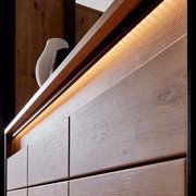 Nahaufnahme eines XL-Schuhschranks aus Holz mit integrierter Beleuchtung, seitliche Perspektive