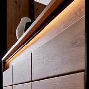 Nahaufnahme eines XL-Schuhschranks aus Holz mit integrierter Beleuchtung, seitliche Perspektive