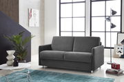 Graues Schlafsofa in modernem Wohnzimmer, seitliche Perspektive, mit großen Fenstern im Hintergrund.