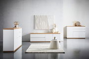 Moderne Wohnzimmermöbel in Weiß mit Holzoberfläche, bestehend aus Kommode, Sideboard und TV-Lowboard, aus frontaler Perspektive fotografiert.