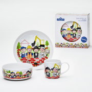 Kinder-Set Baustelle 3-tlg. mit Teller, Schale und Tasse, illustriert mit fröhlichen Bauarbeitern und Bagger, Vorderansicht.