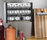 Gewürzständer mit 12 Gläsern, aus Edelstahl, an der Wand montiert, seitliche Perspektive