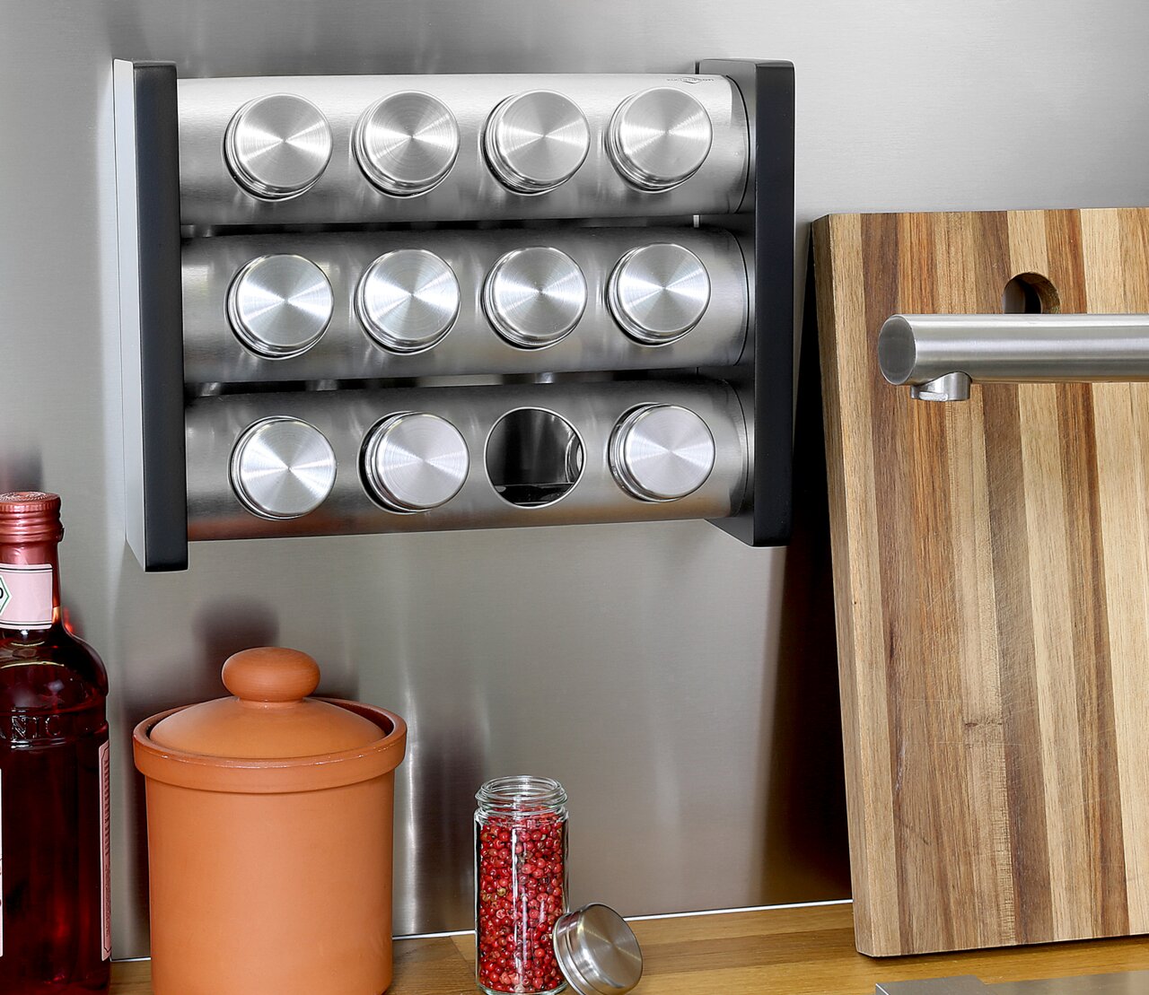 KÜCHENPROFI Gewürzständer inkl. 12 Gläser Gewürzständer mit 12 Gläsern, aus Edelstahl, an der Wand montiert, seitliche Perspektive