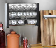 Gewürzständer mit 12 Gläsern, aus Edelstahl, an der Wand montiert, seitliche Perspektive