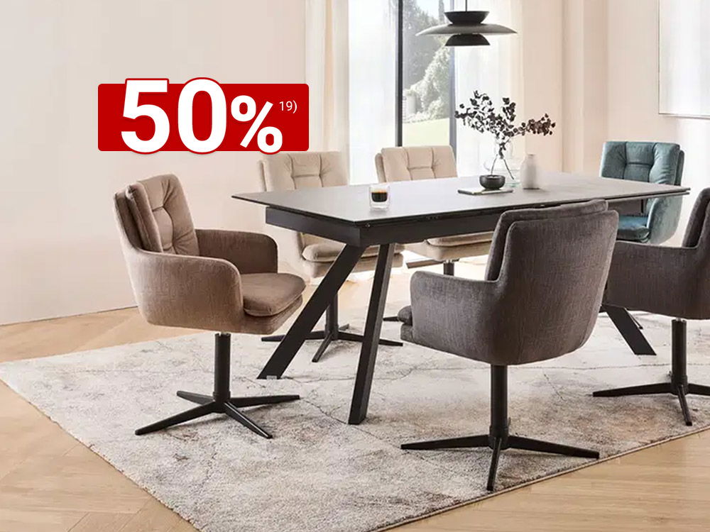 Moderner Essbereich mit Polsterstühlen in Beige und Grau um einen schwarzen Tisch auf hellem Teppich