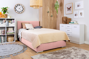 Boxbett 140 in einem gemütlichen Schlafzimmer mit rosa Polsterung, beige Steppdecke und moderner Dekoration, seitliche Perspektive