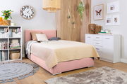 Boxbett 140 in einem gemütlichen Schlafzimmer mit rosa Polsterung, beige Steppdecke und moderner Dekoration, seitliche Perspektive