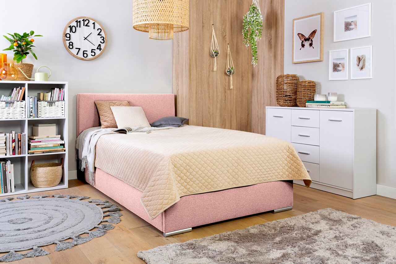 Boxbed van 140 cm in een gezellige slaapkamer met roze bekleding, een beige dekbed en een moderne inrichting, zijaanzicht