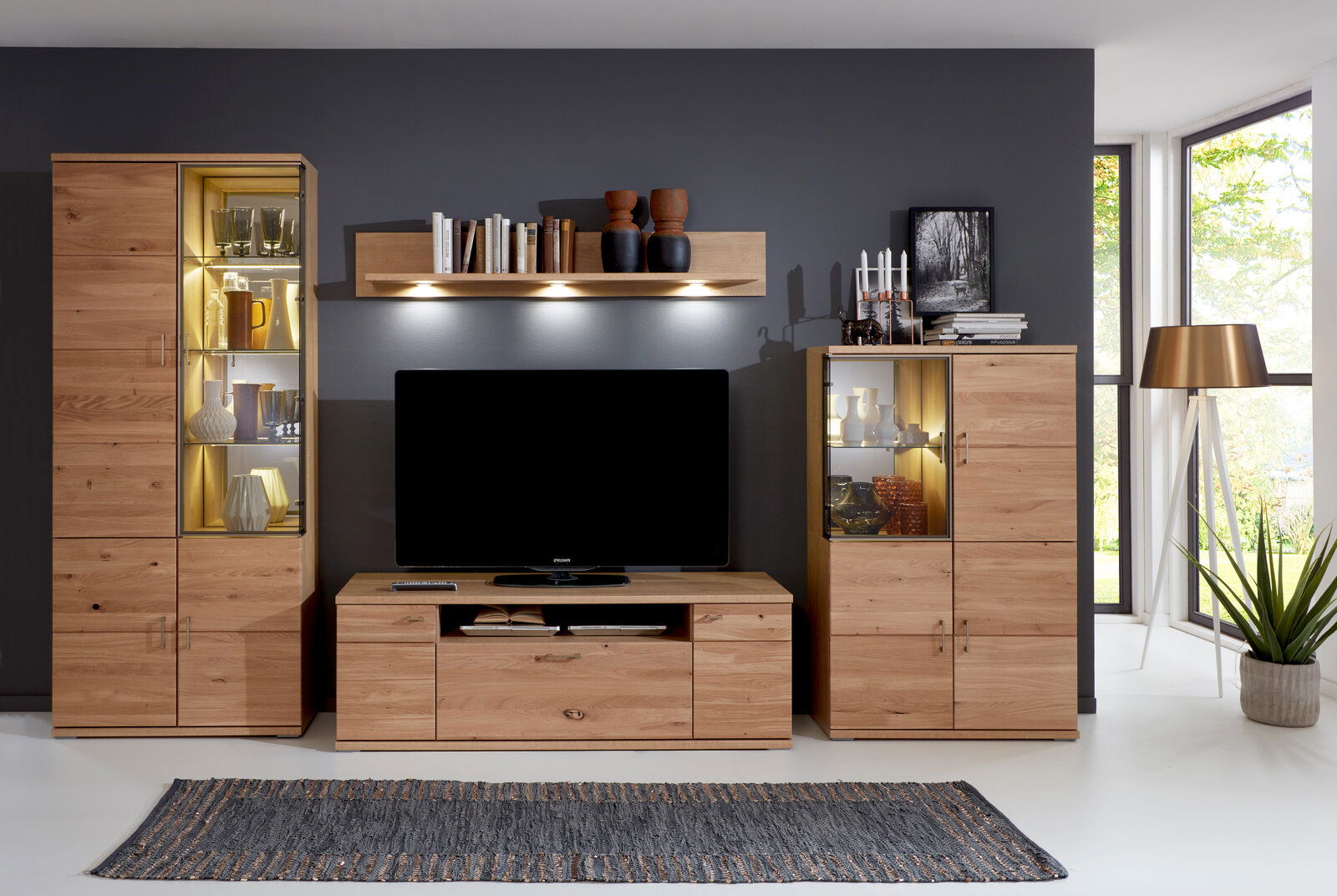 Moderne Wandkombination aus Holz mit Vitrinen und TV-Schrank, frontal betrachtet.