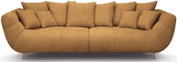 Großes modernes 3-Sitzer-Sofa in ockerfarbenem Stoff mit vielen Rückenkissen und schrägen Metallfüßen, frontale Ansicht.