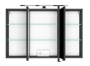 Offener Spiegelschrank mit drei Türen, Glasregalen und integrierter Steckdose, Frontalansicht.