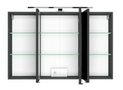 Offener Spiegelschrank mit drei Türen, Glasregalen und integrierter Steckdose, Frontalansicht.