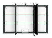 Offener Spiegelschrank mit drei Türen, Glasregalen und integrierter Steckdose, Frontalansicht.