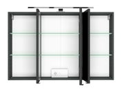 Open spiegelkast met drie deuren, glazen planken en een ingebouwd stopcontact, vooraanzicht.