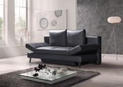Schwarzes Querschläfer-Sofa in modernem Wohnzimmer, seitliche Perspektive
