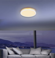 Moderne Deckenleuchte SAPANA in einem stilvollen Wohnzimmer, von unten betrachtet.