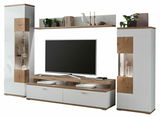 Frontale Ansicht der Zurbrüggen Wandkombination SYLT mit weißem und holzfarbenem Design, bestehend aus zwei hohen Schränken, einem TV-Board und einem Regalbrett mit Dekoration.