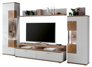 Frontale Ansicht der Zurbrüggen Wandkombination SYLT mit weißem und holzfarbenem Design, bestehend aus zwei hohen Schränken, einem TV-Board und einem Regalbrett mit Dekoration.
