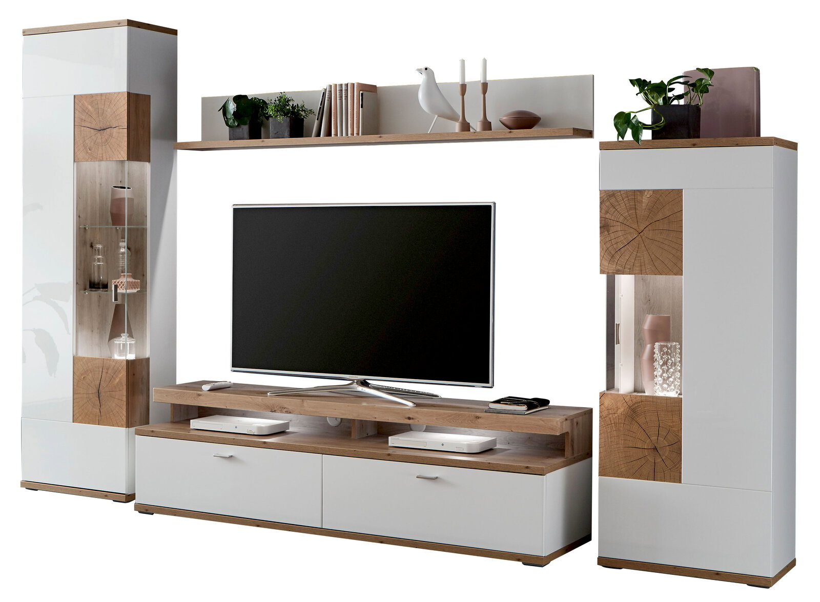 Frontale Ansicht der Zurbrüggen Wandkombination SYLT mit weißem und holzfarbenem Design, bestehend aus zwei hohen Schränken, einem TV-Board und einem Regalbrett mit Dekoration.