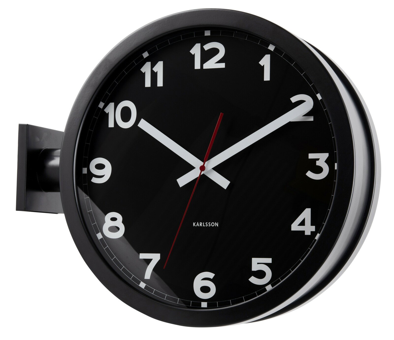 Schwarze, doppelseitige Wanduhr mit weißen Ziffern und Zeigern, seitliche Perspektive