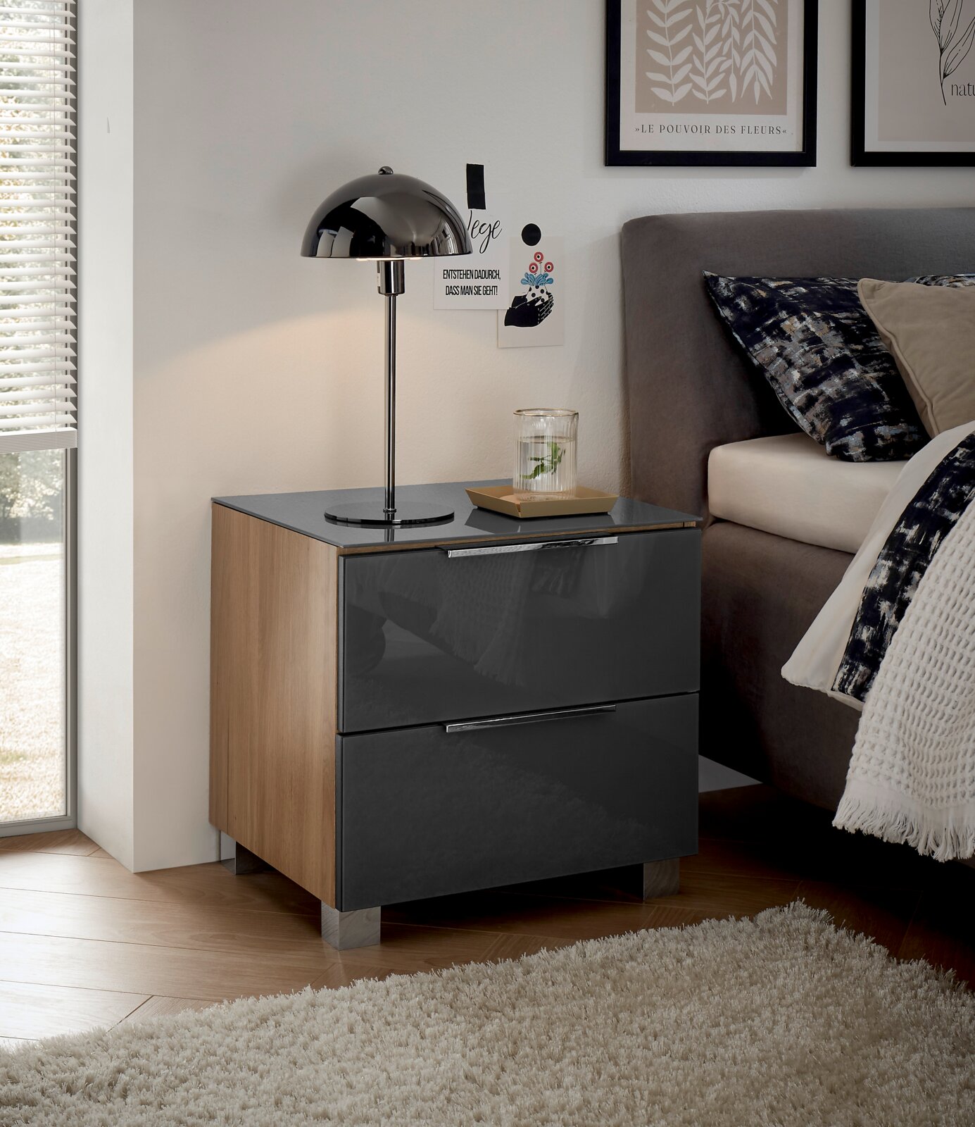 XORA Nachtkommode LIPPO Moderne Nachtkommode mit Holz- und Hochglanzoberfläche, seitliche Perspektive, dekoriert mit Lampe und Glas.