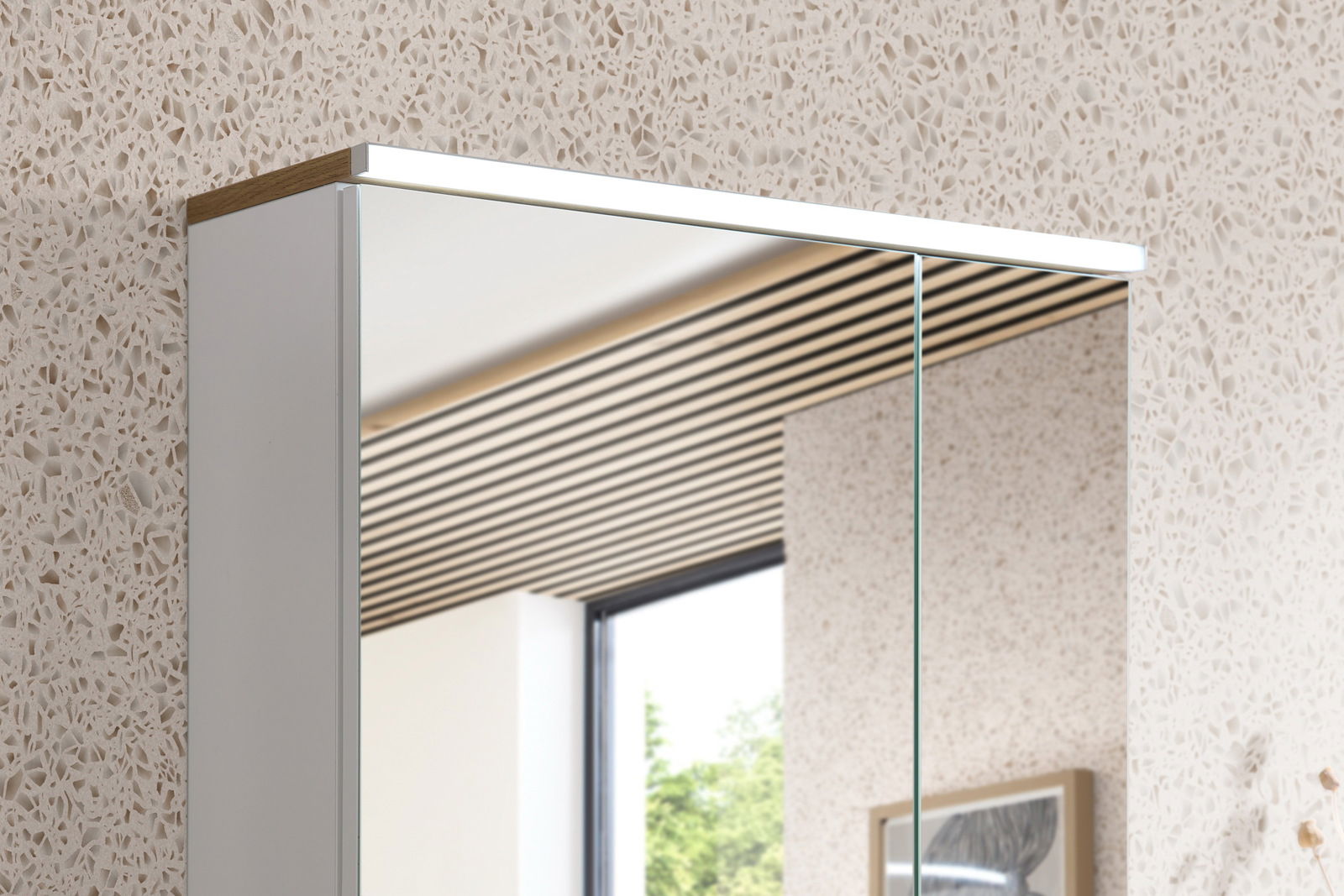 Spiegelschrank mit moderner LED-Beleuchtung, seitliche Perspektive