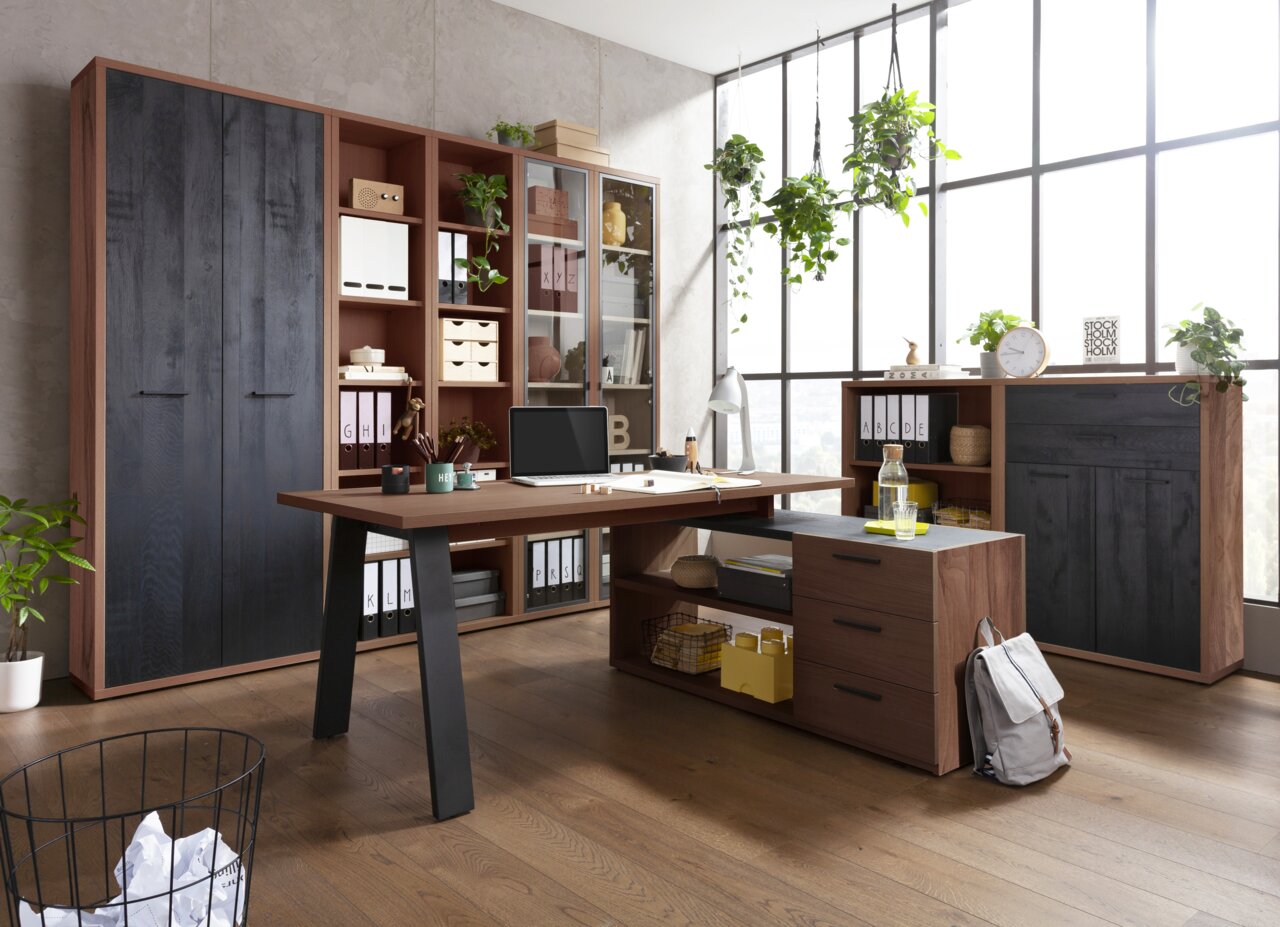 Venda Front-Set Kombi DAVID Moderne Büromöbel in einem hellen Raum mit großen Fenstern, bestehend aus einem Eckschreibtisch, Regalen und Schränken in Holzoptik. Perspektive von vorne.