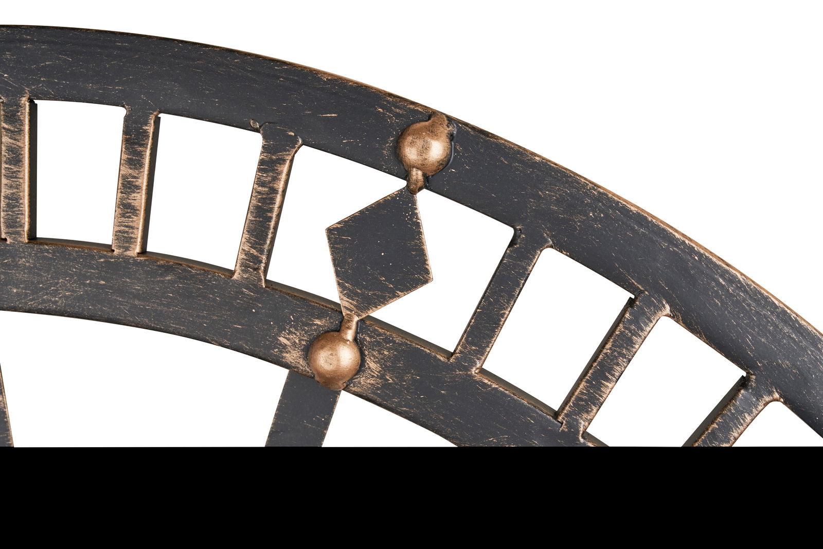 Nahaufnahme einer antik wirkenden Wanduhr mit römischen Ziffern und einem rustikalen, metallischen Finish.