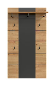 Moderne Garderobe aus hellem Holz mit mittigem schwarzen Paneel, Hutablage und Kleiderstange mit Haken, frontale Ansicht.