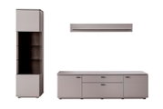 Modernes Wohnzimmermöbel-Set in Hellgrau mit hoher Vitrine (Glasfächer), niedrigem Sideboard mit Schubladen/Türen und schwebendem Wandregal, Frontansicht