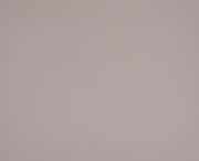 Nahaufnahme der Textur eines hellen, lederartigen Materials, das für einen Chefsessel verwendet wird.