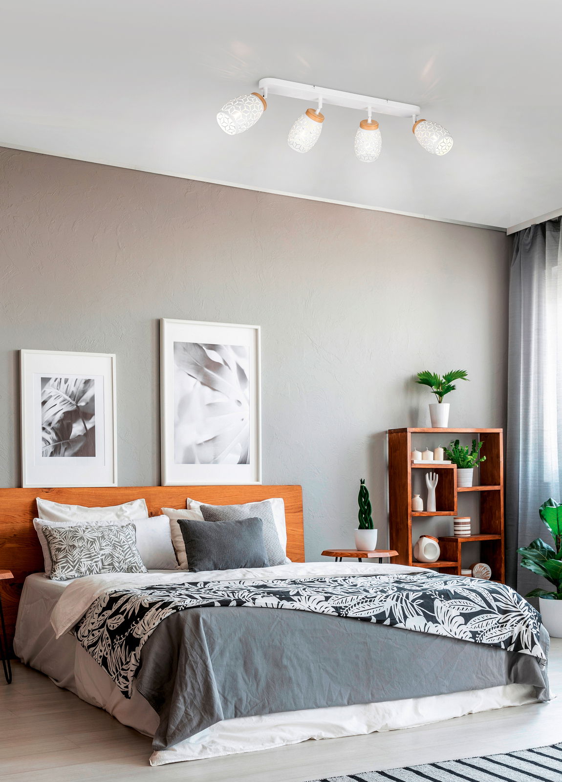 Reality Leuchten Strahler BIDAR Deckenstrahler mit vier weißen, gemusterten Lampenschirmen in einem modernen Schlafzimmer, Perspektive von unten.