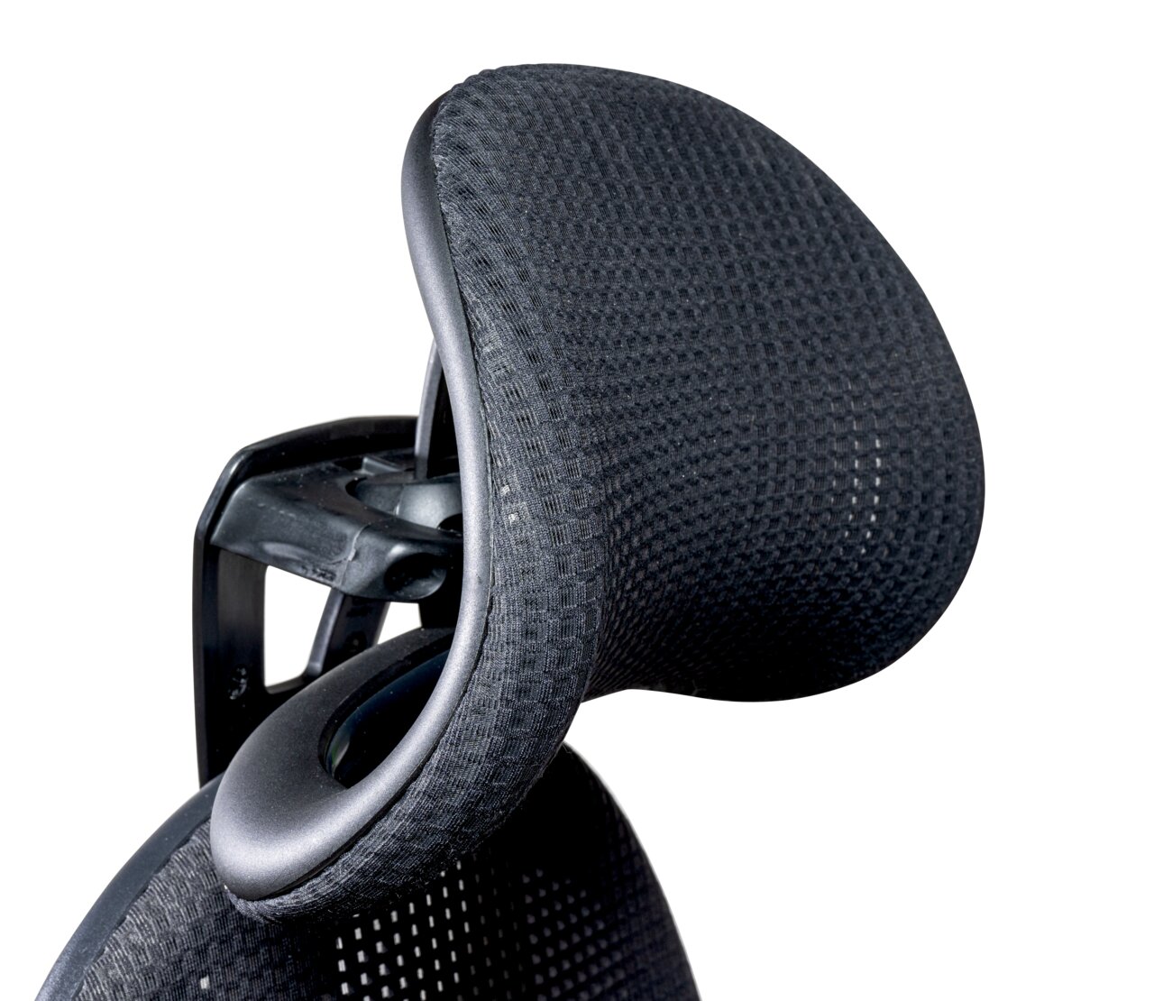 Nahaufnahme der Kopfstütze eines ergonomischen Drehstuhls aus schwarzem Netzstoff, seitliche Perspektive